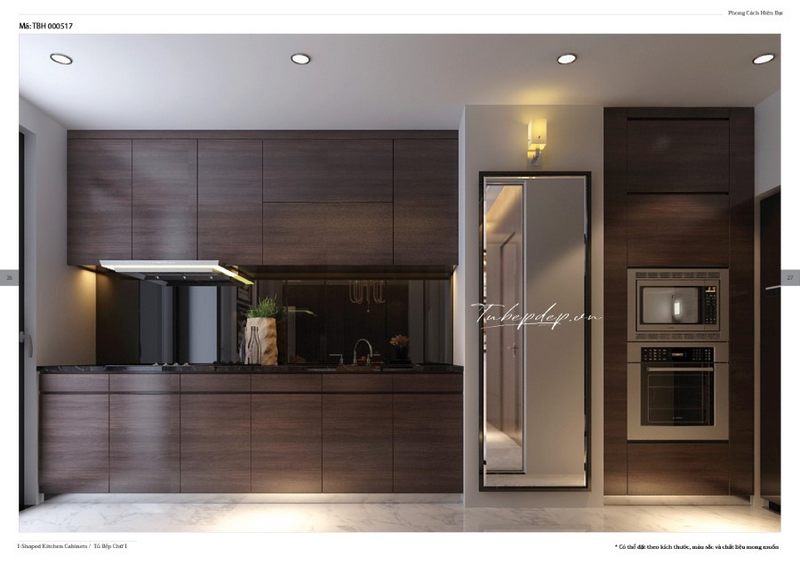 Căn bếp hiện đại được thiết kế tủ bếp kiểu chữ i thẳng tiết kiệm không gian trang trí thêm gương lớn tại cột tường tăng độ rộng và sáng cho căn phòng